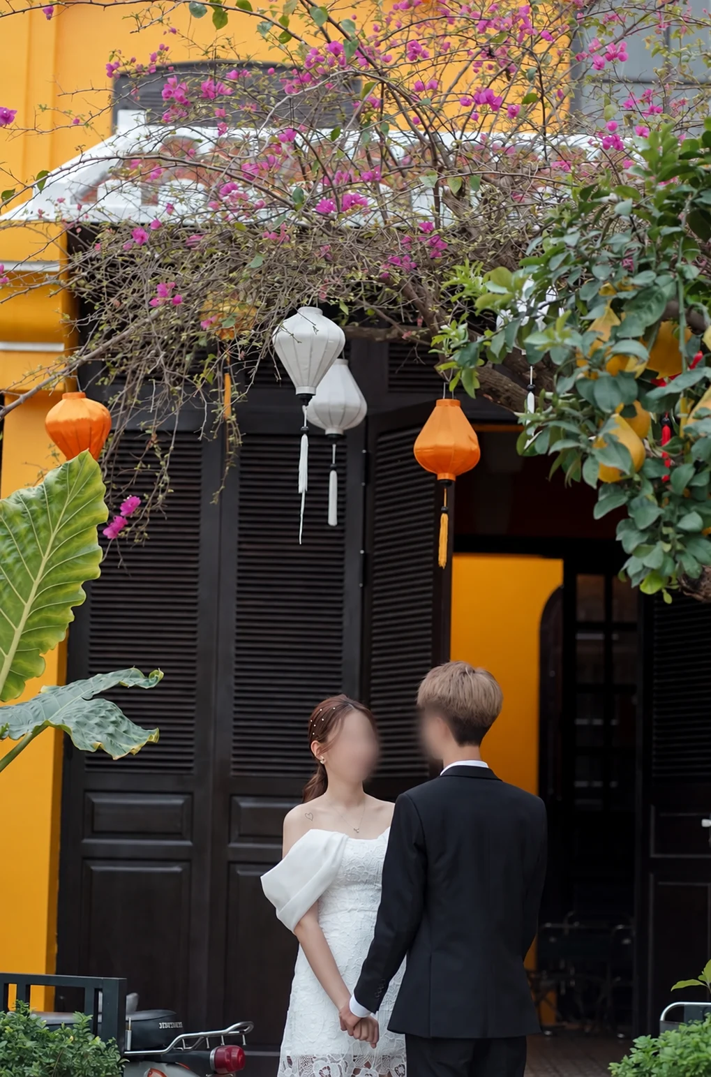 Đôi khách dưới giàn hoa giấy