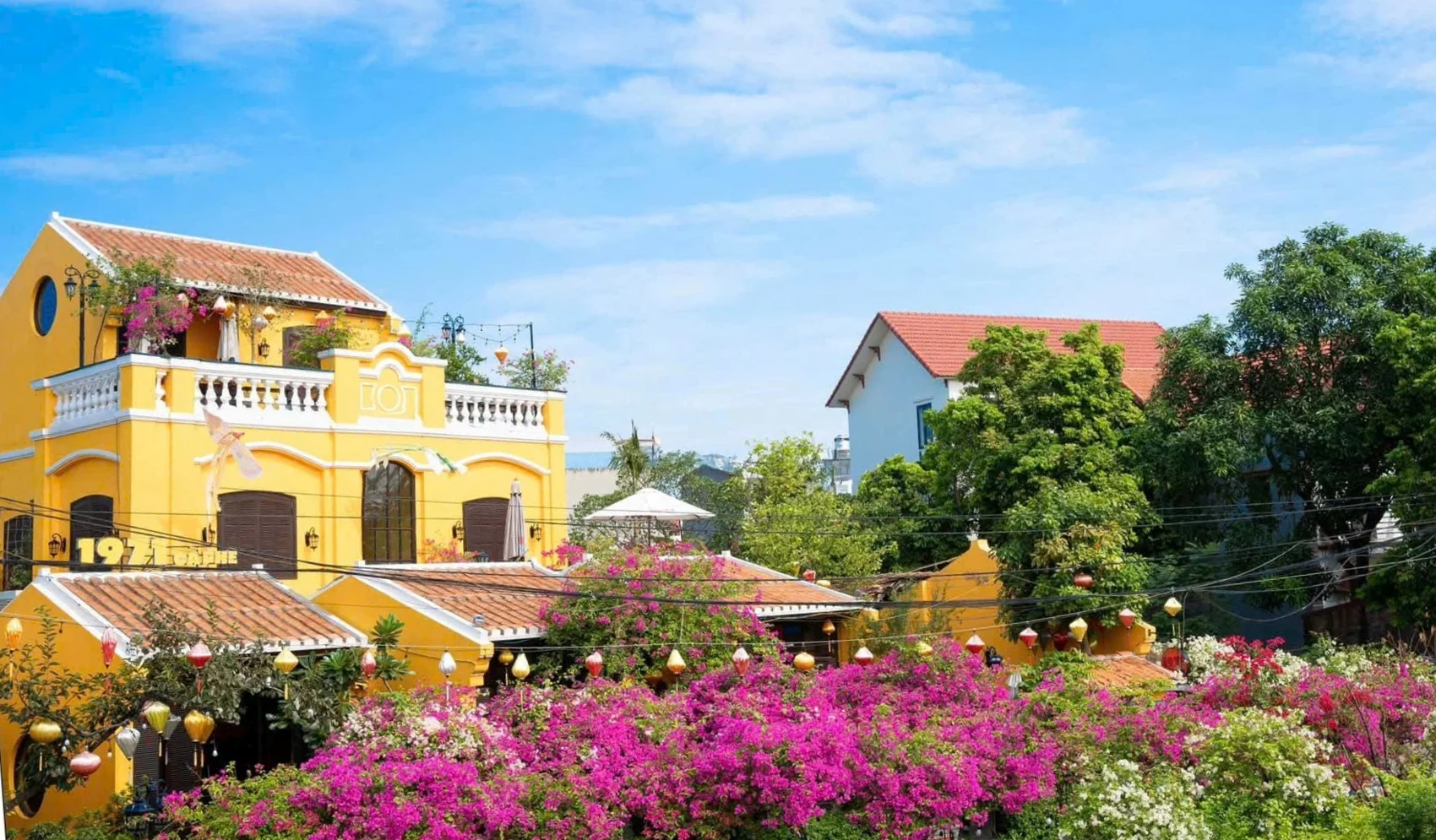 Toàn cảnh công trình qua giàn hoa giấy