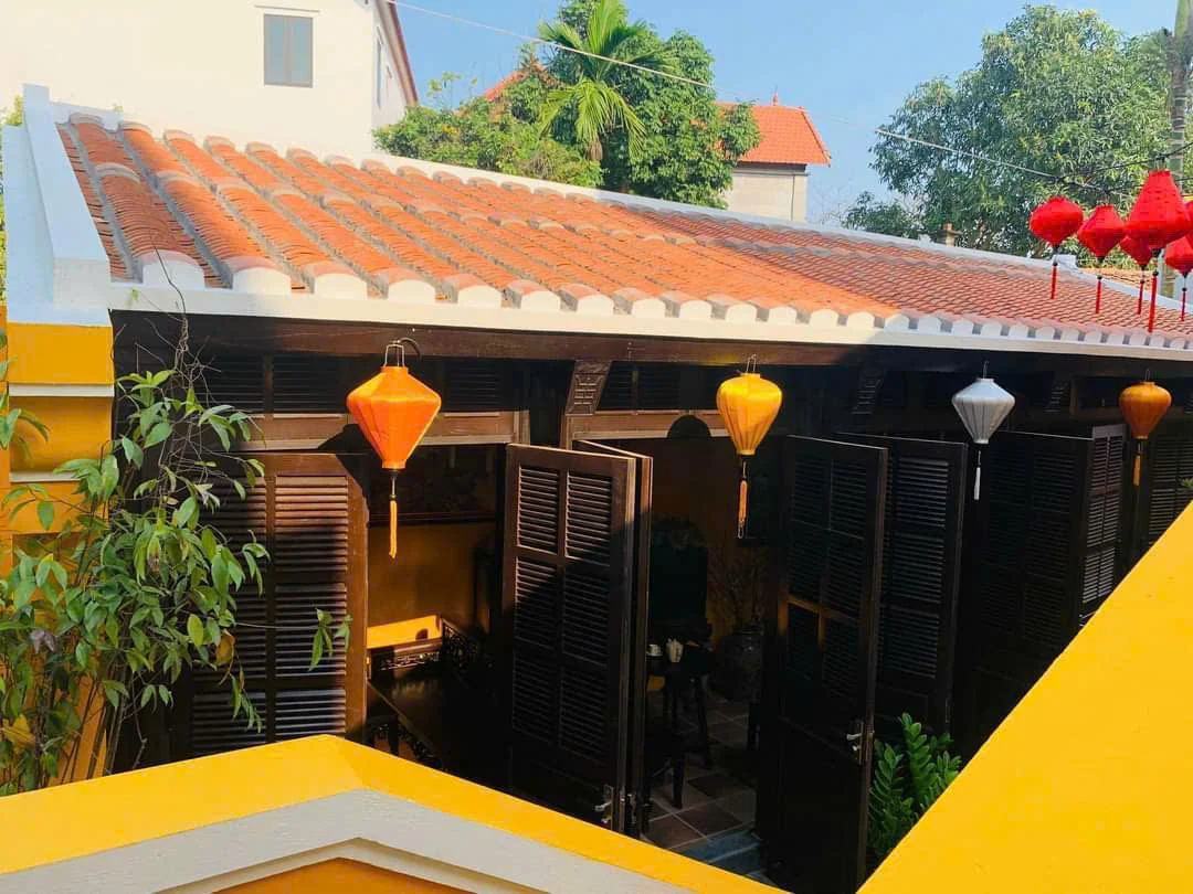 Dãy mái ngói và cửa gỗ nhìn từ hiên