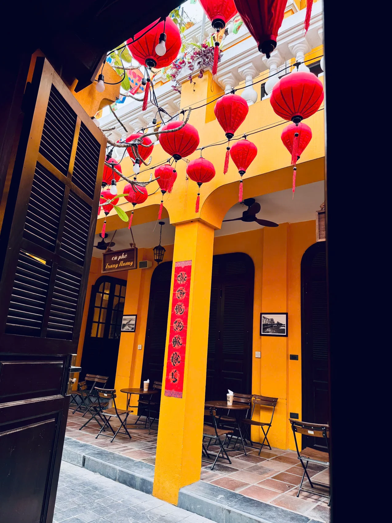 Từ khung cửa gỗ nhìn ra hiên