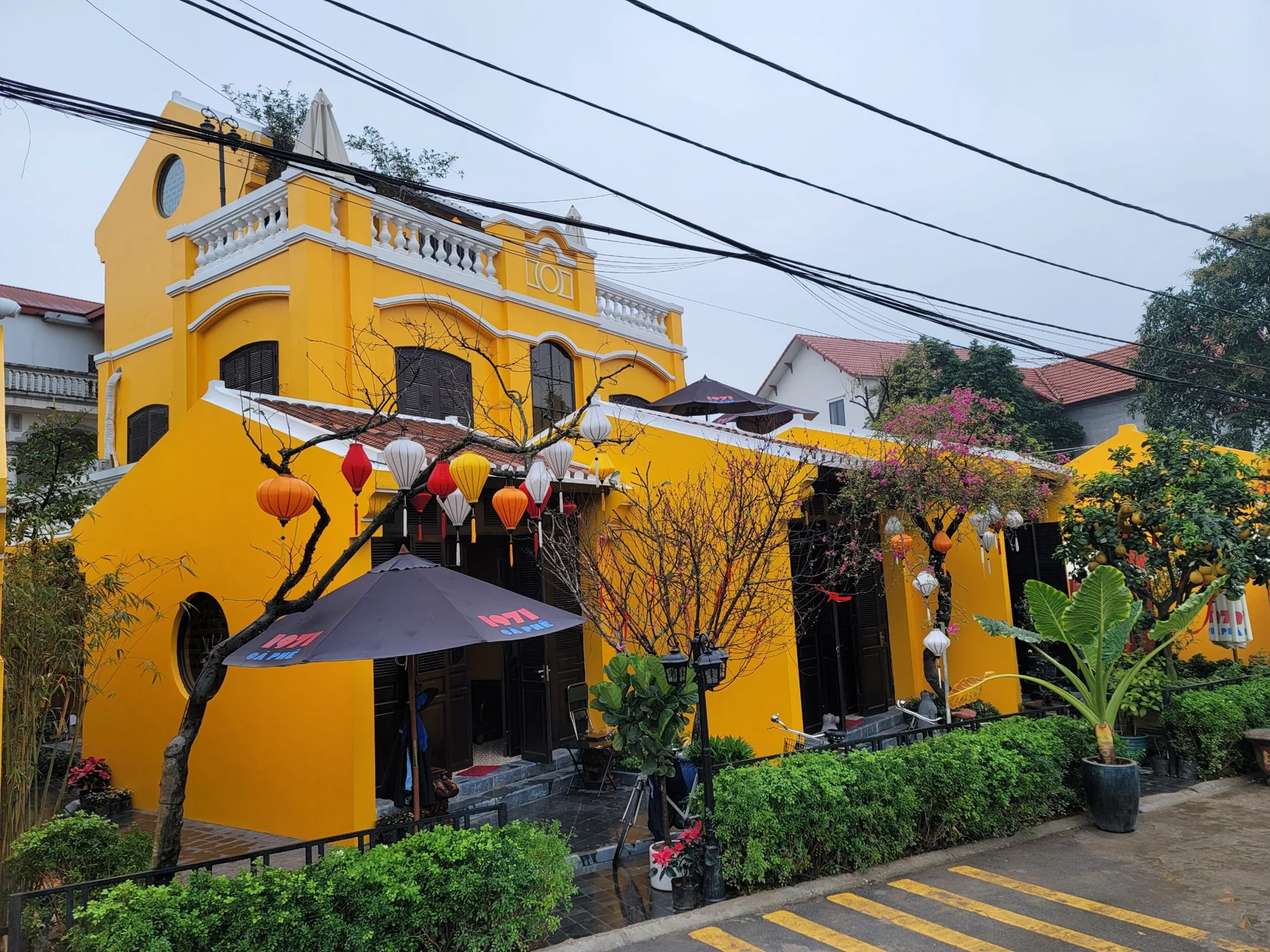 Công trình nhìn từ đường phố
