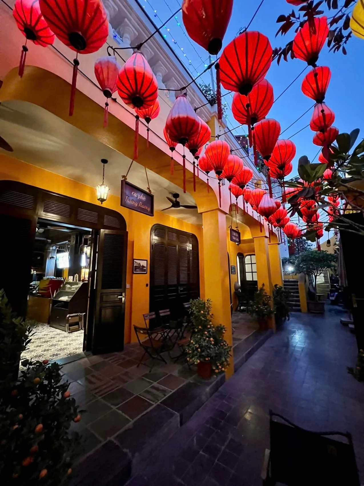 Hàng hiên và đèn lồng lúc chiều tối