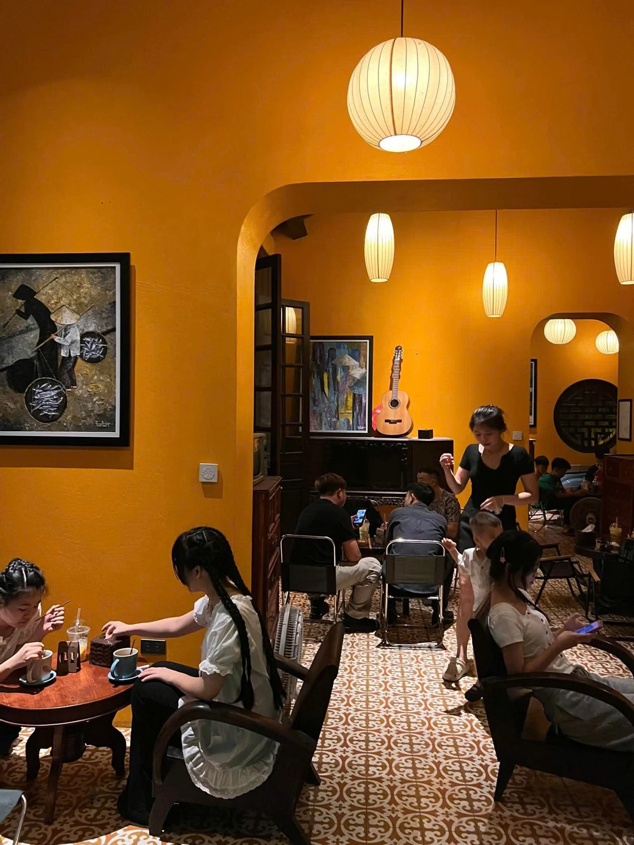 Sinh hoạt trong phòng qua những lớp cửa