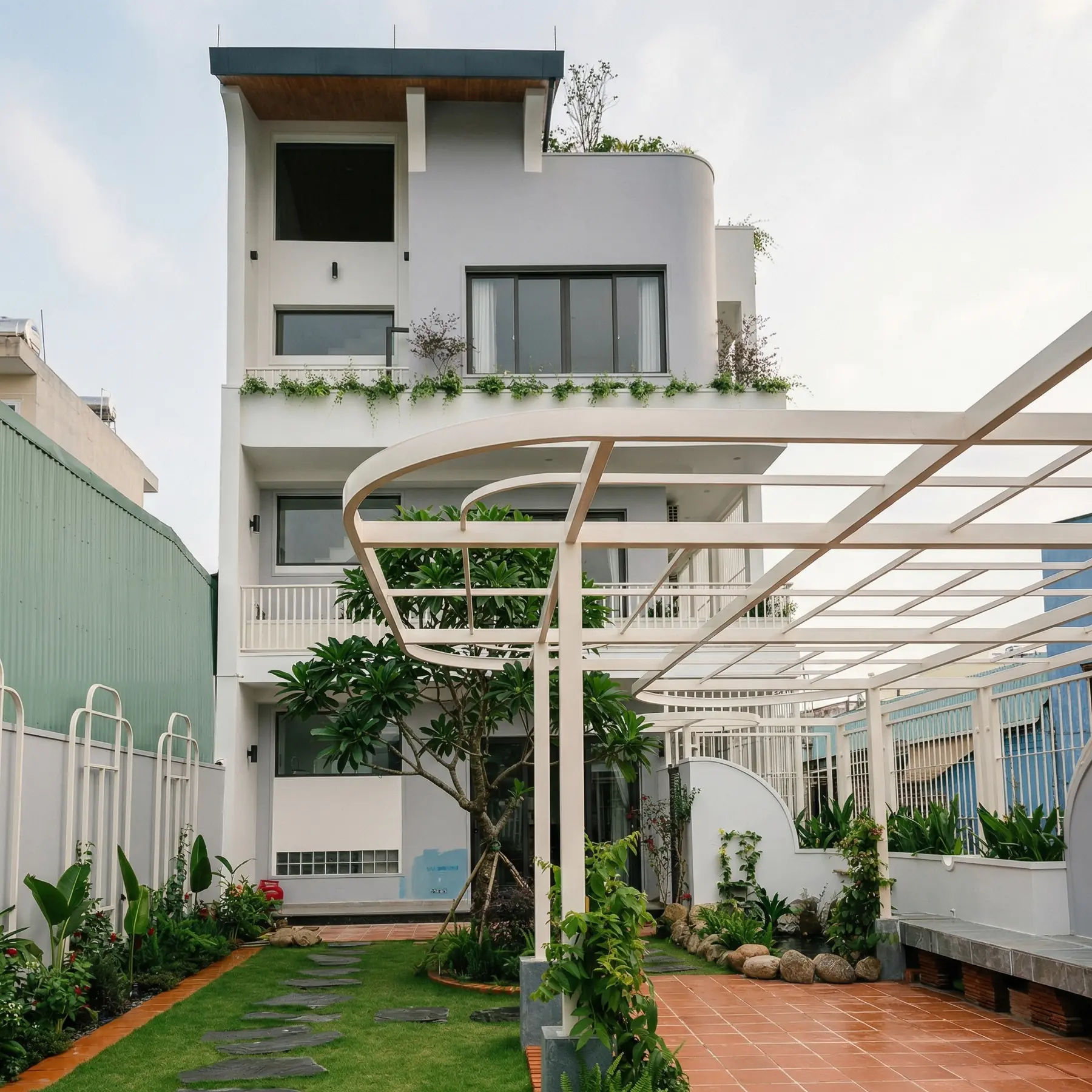 Biệt thự Tam Kỳ — Sân trước và hệ mái khung cong