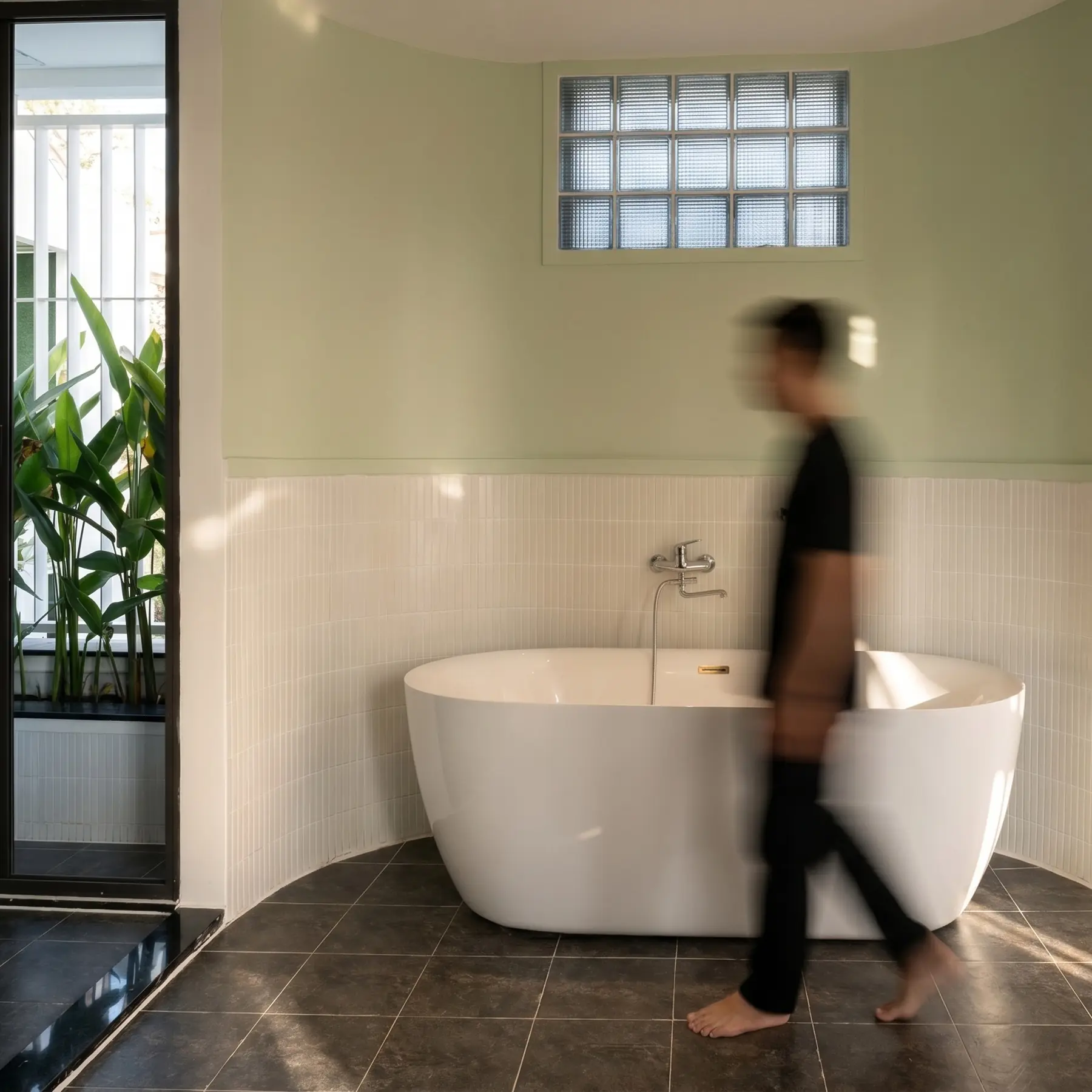 Biệt thự Tam Kỳ — Phòng tắm nhận sáng tự nhiên