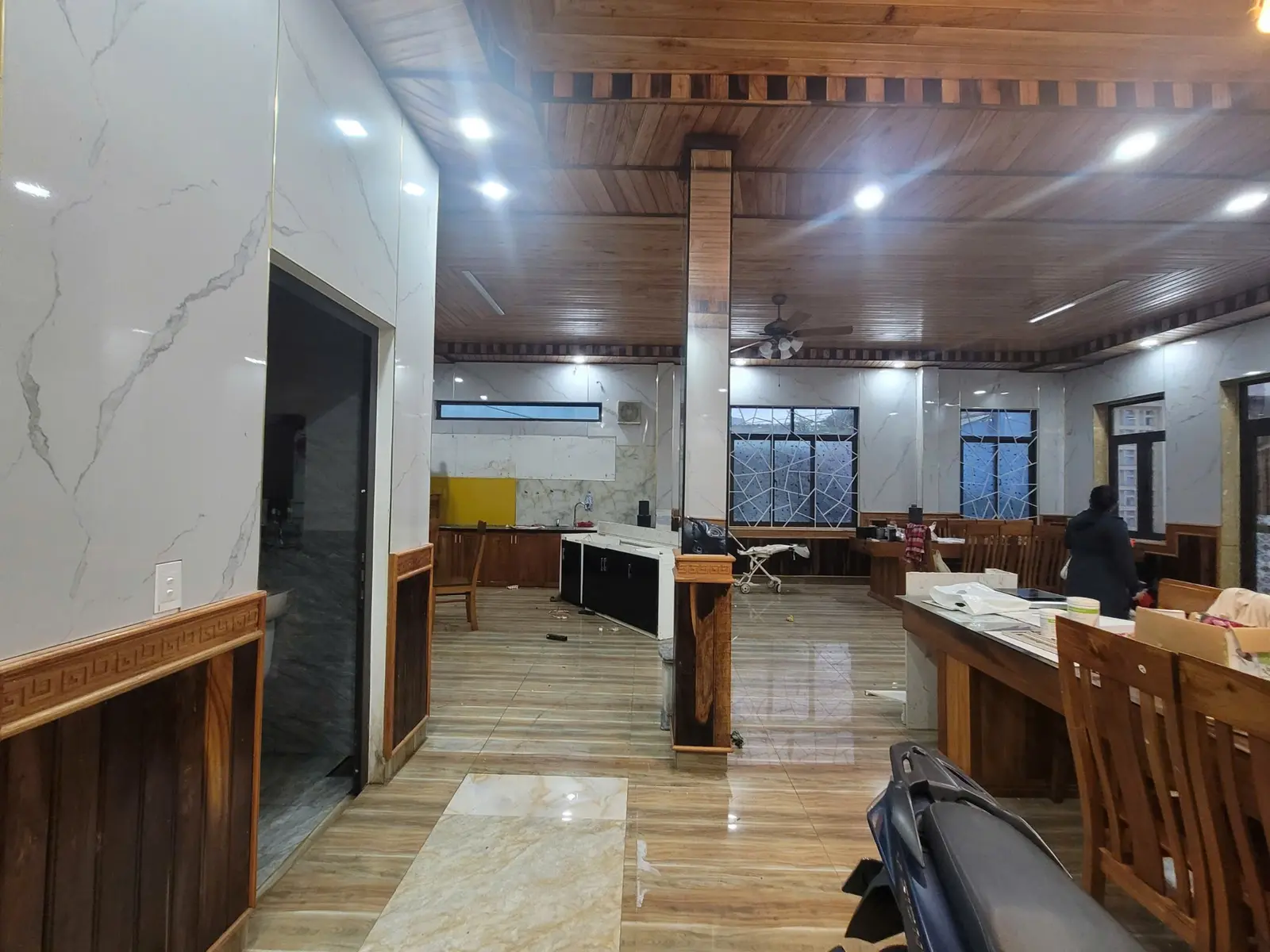 Hiện trạng không gian sinh hoạt với nội thất gỗ tối