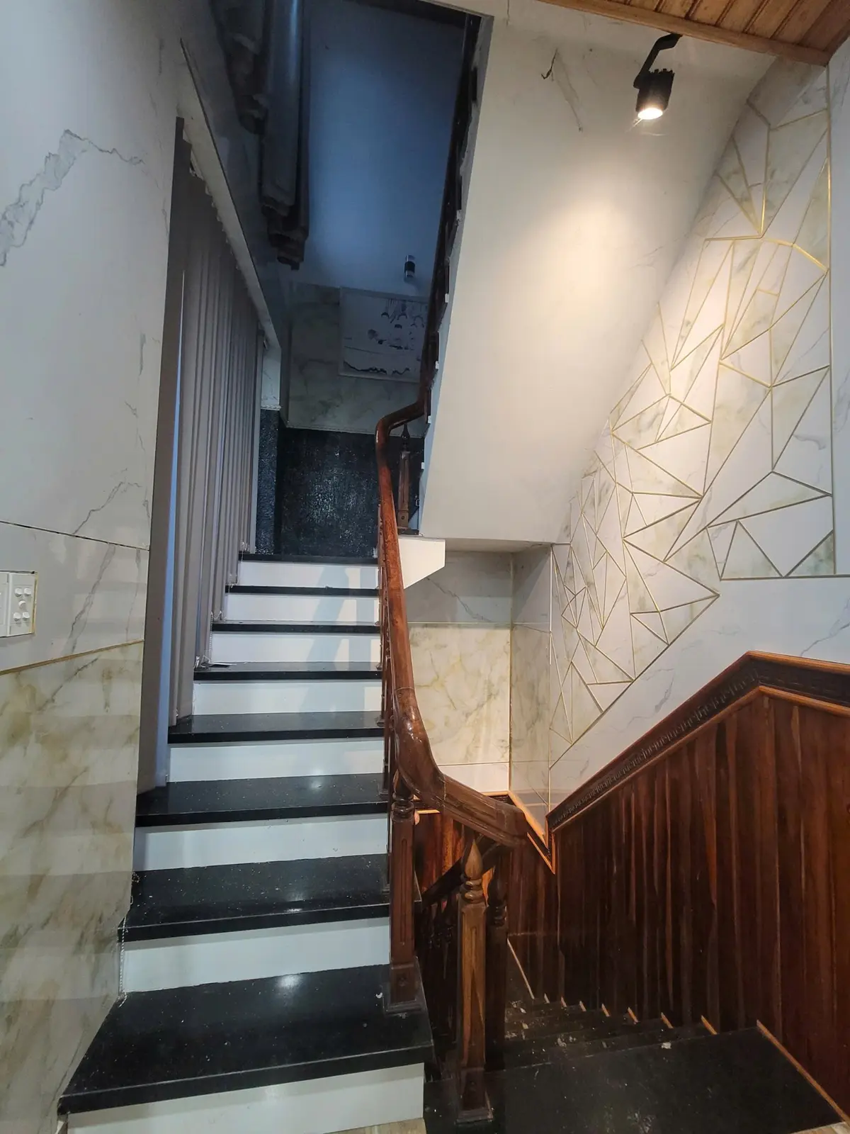 Hiện trạng cầu thang hẹp trước cải tạo