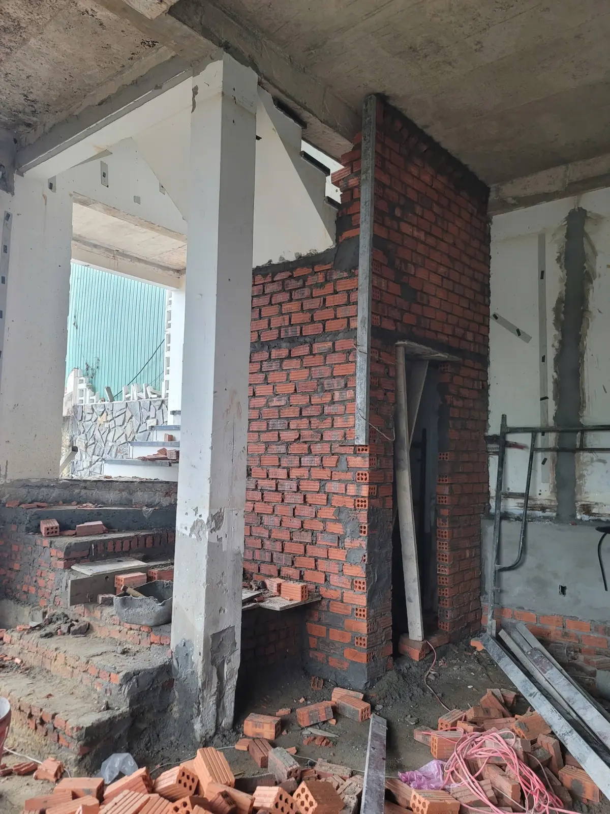 Thi công tường gạch và phân chia không gian