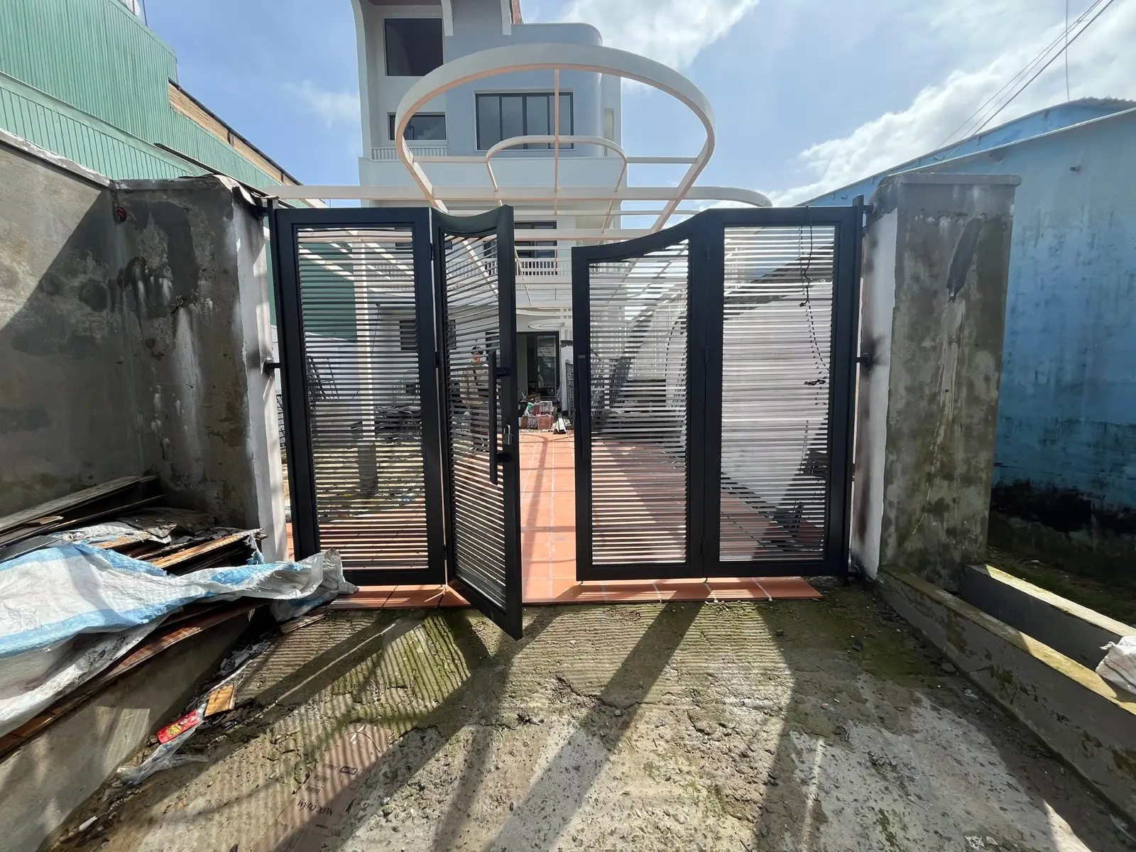 Thi công hệ cổng tròn và sân trước