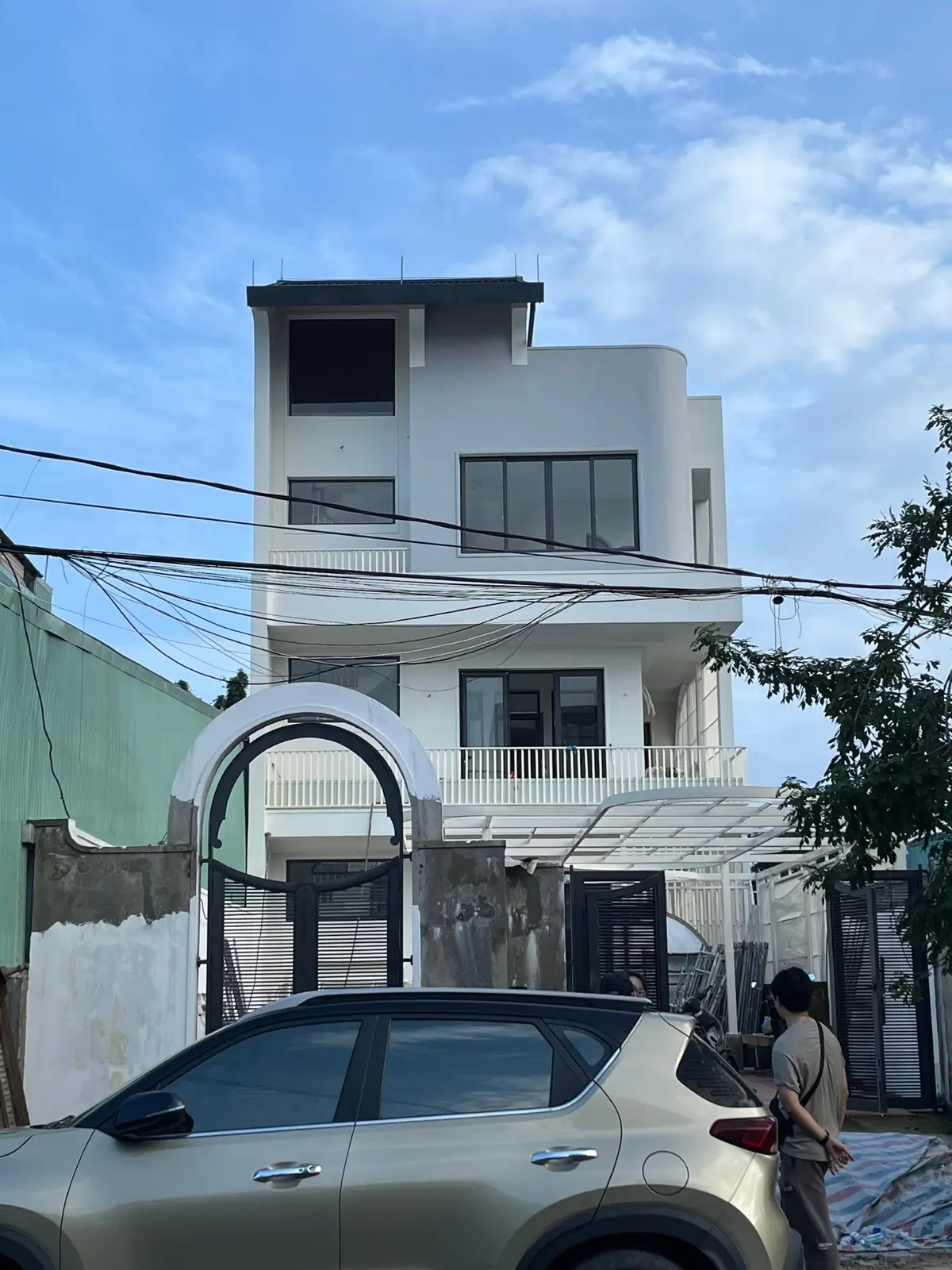 Mặt tiền trong giai đoạn hoàn thiện thô