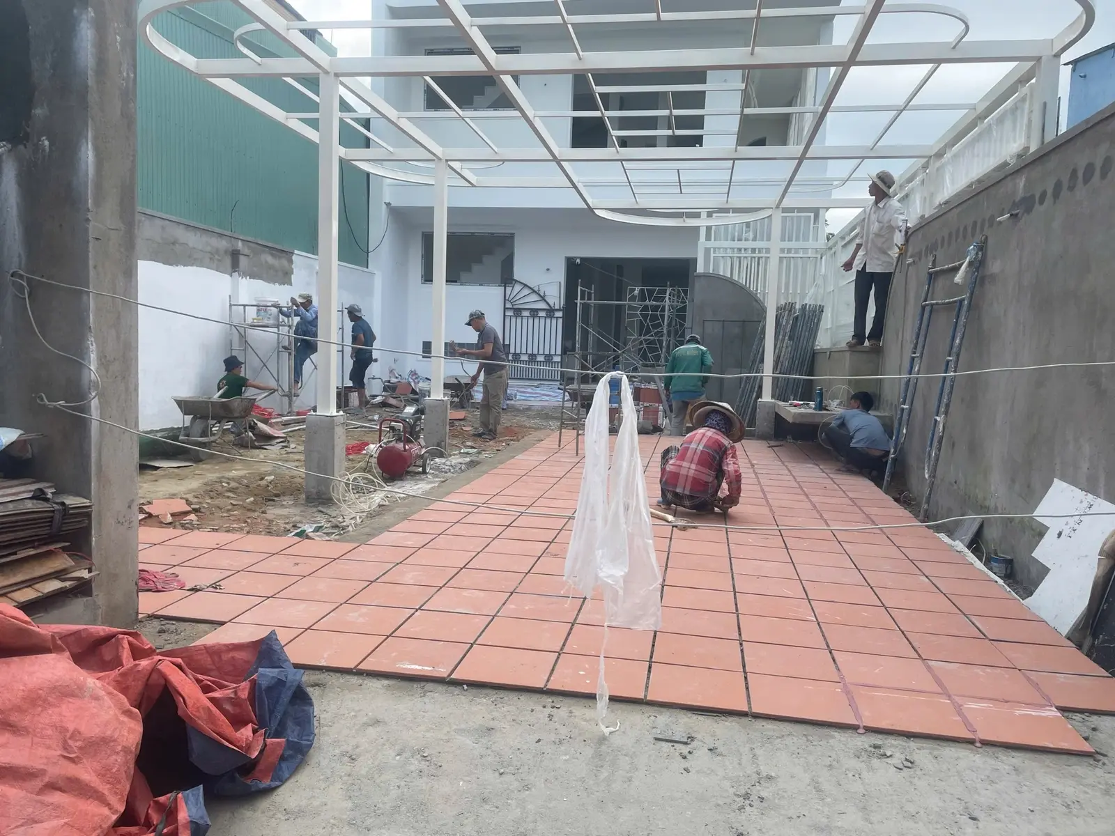 Thi công lát sân và khung pergola