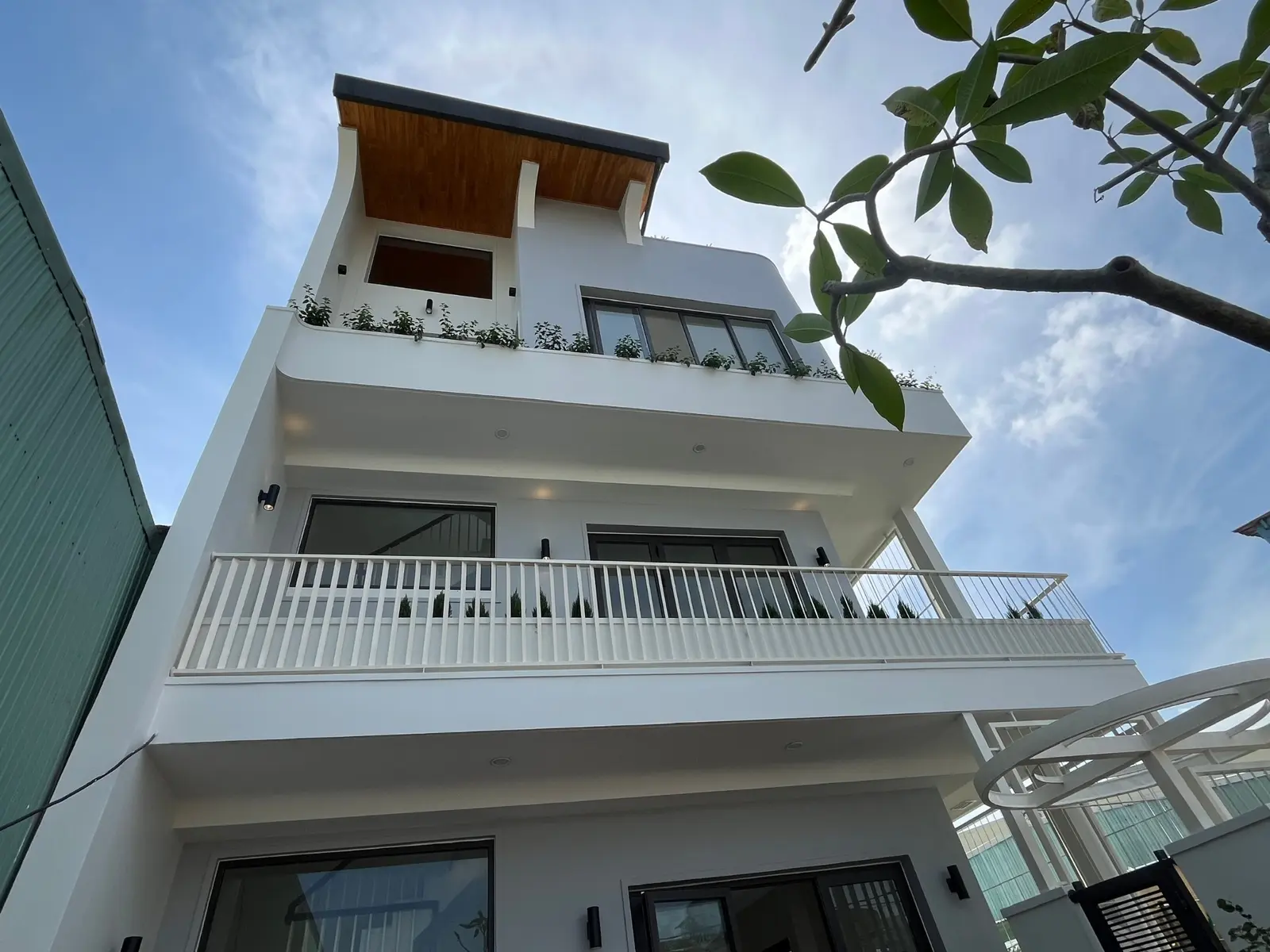 Mặt tiền gần hoàn thiện sau cải tạo