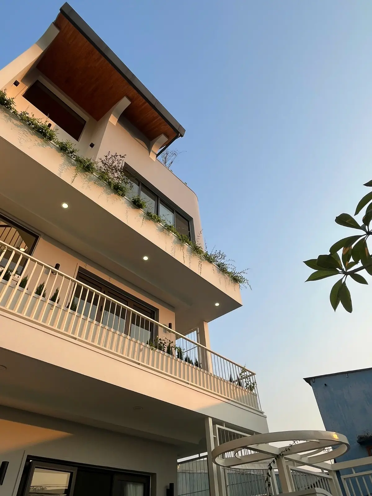 Mặt đứng Biệt thự Tam Kỳ sau cải tạo nhìn từ sân