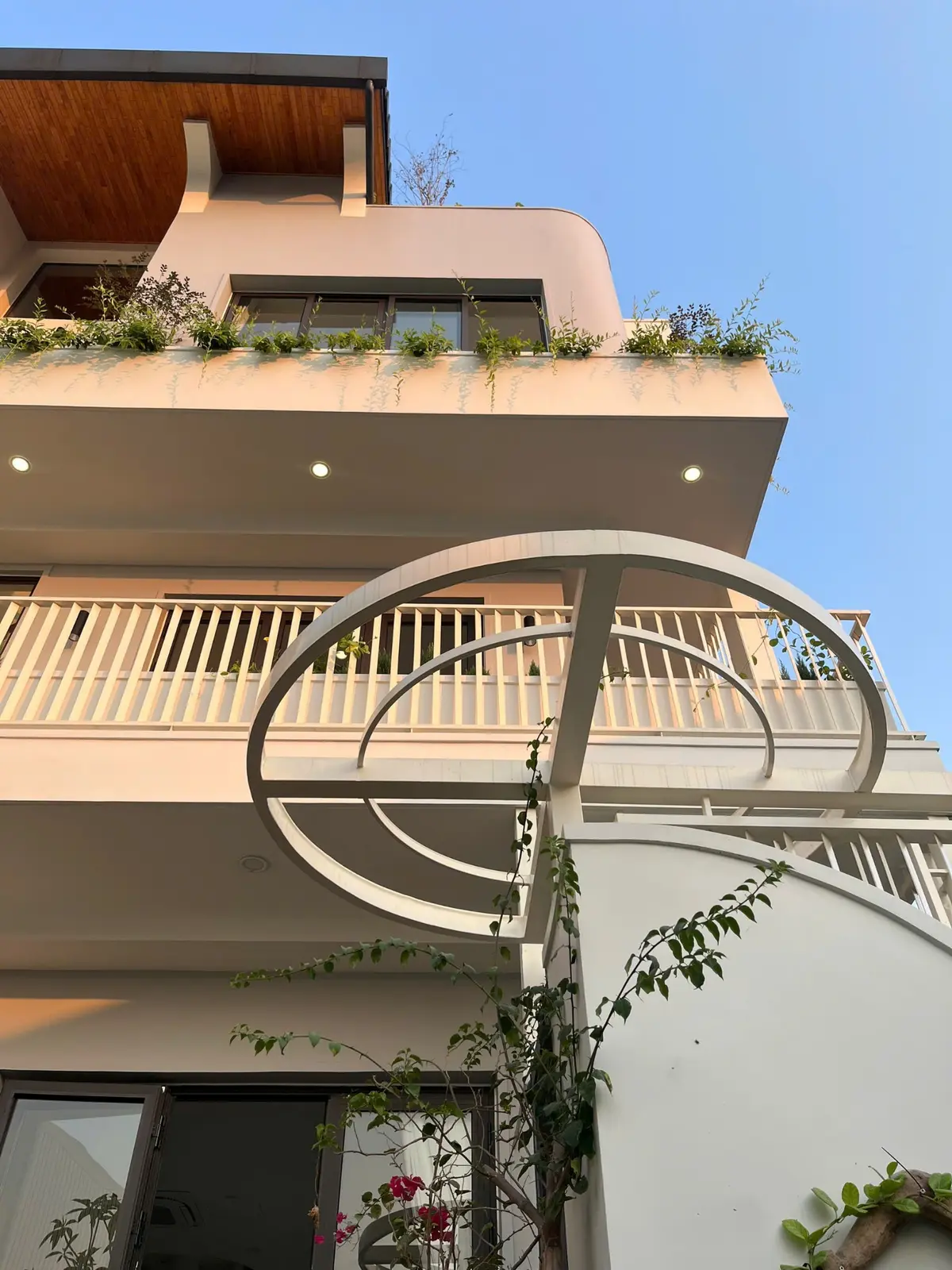 Ban công cong và pergola sau hoàn thiện