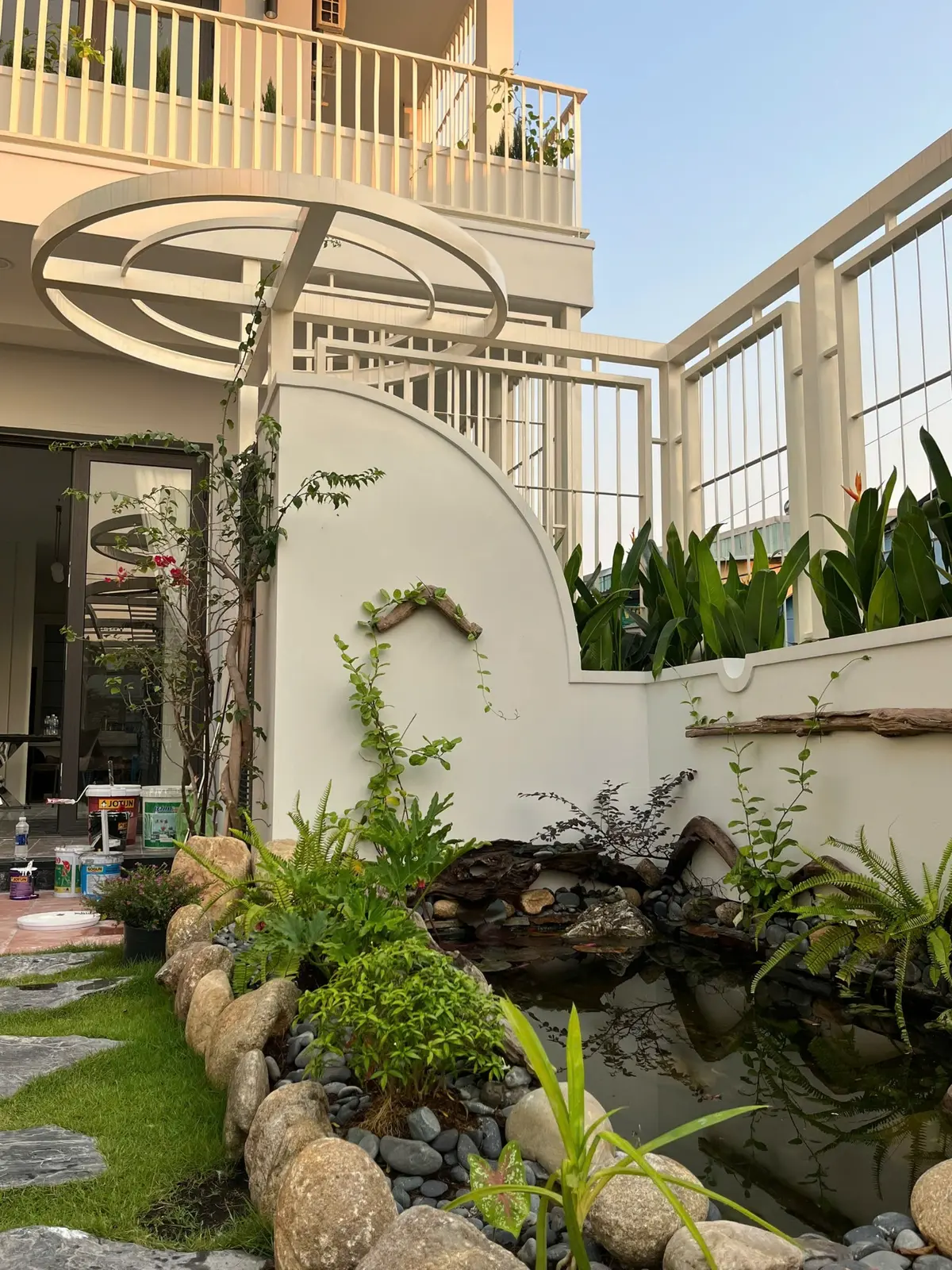 Hồ cảnh và vườn bên hông biệt thự