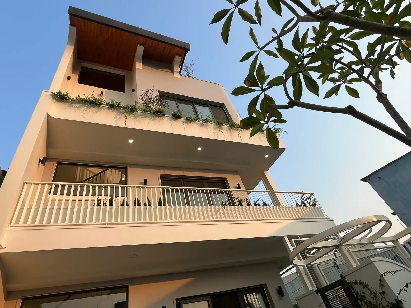 Mặt đứng Biệt thự Tam Kỳ nhìn từ dưới lên